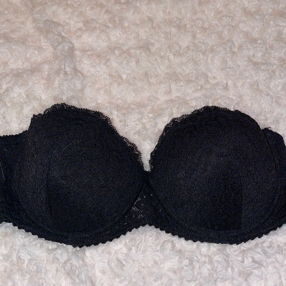 Secret Treasures strapless bra. Color: Black. Size: 38C.